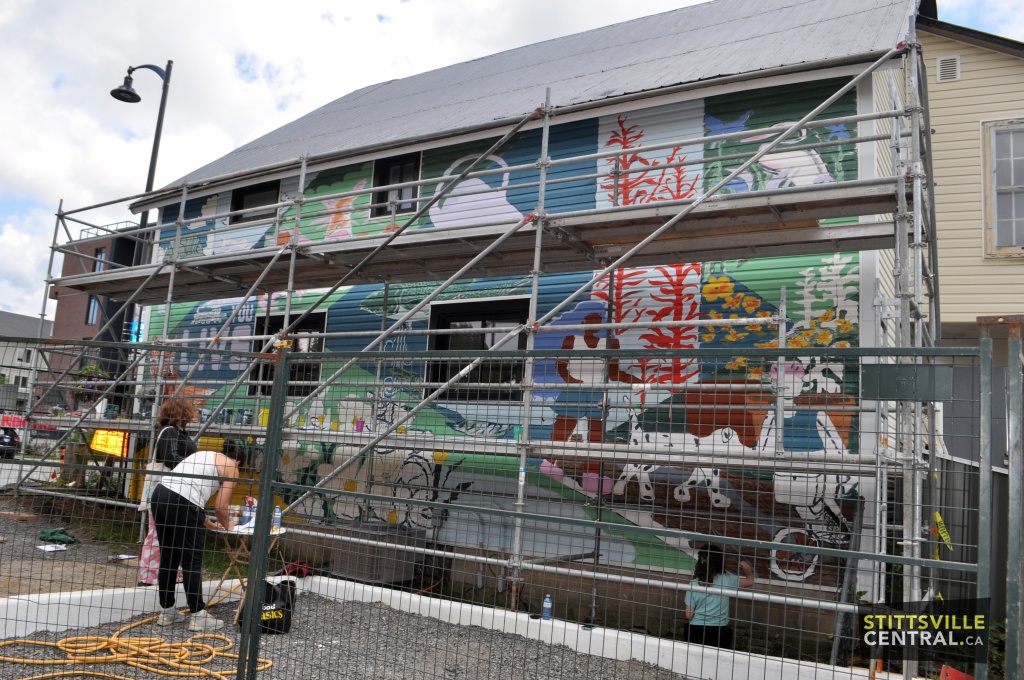 A stunning mural and a summer BBQ (photos)